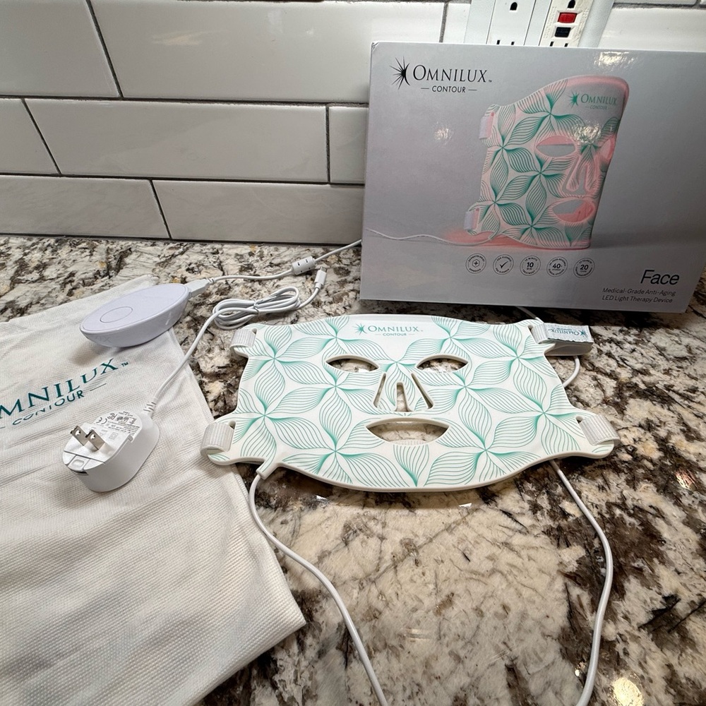Omnilux Contour Face Mask - White and Green